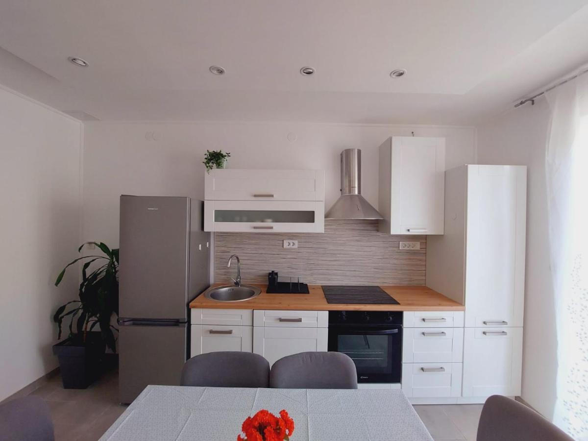 Apartments Mario Primosten Bagian luar foto